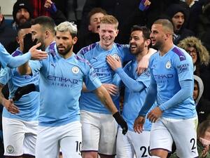 لاعبو سيتي يحتفلون بهدف دي بروينه (وسط)