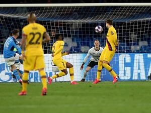 ميرتينز (يسار) يسجل هدف نابولي