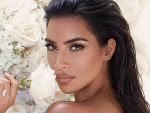 The curvaceous 39-year-old beauty posed in the desert (source: @kimkardashian Instagram)