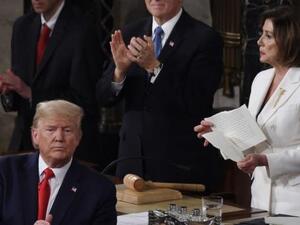 بيلوسي تمزق نسخة من خطاب ترامب