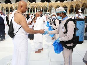 رفع 13500 سجادة يومياً من الأماكن المخصصة للصلاة، وغسل الأماكن وتعقيمها