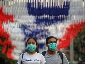 People wearing protective facemasks browse stalls at the Chatuchak weekend market in Bangkok on February 8, 2020, as tourist numbers drop across the region due to the novel coronavirus. (AFP Photo)