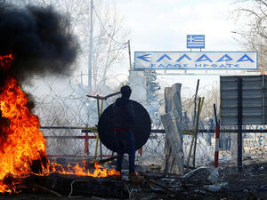  اشتباكات بين قوات الشرطة اليونانية وآلاف اللاجئين