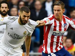 بنزيمة (يسار) يمنح ريال مدريد فوزاً غالياً على الغريم أتلتيكو