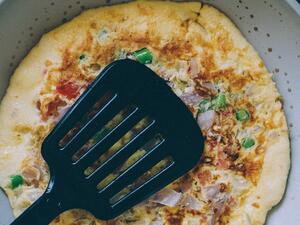 عجة البيض بالطماطم والبصل الأخضر