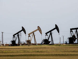  الولايات المتحدة تبيع النفط من الحقول السورية