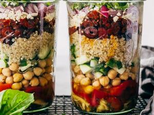 سلطة يونانية بصلصة الكينوا