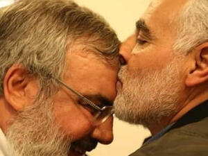 الجنرال الراحل قاسم سليماني يقبل رأس زعيم حزب الله الشيخ حسن نصر الله