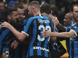 لاعبو إنتر يحتفلون بهدف دي فراي