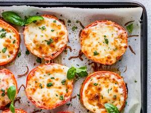 طماطم مخبوزة مع موزاريلا وبارميزان