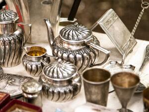 يُستعمل مُعقّم اليدين في عمليَّة تلميع الفضَّة يُستعمل مُعقّم اليدين في عمليَّة تلميع الفضَّة