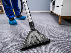 ضرب السجّاد بقوة منعاً من إتلاف خيوطه ضرب السجّاد بقوة منعاً من إتلاف خيوطه