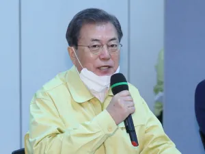 South Korean President Moon Jae-in speaks during a meeting with local business owners at Dongdaegu station in the southeastern city of Daegu on February 25, 2020. The novel coronavirus outbreak in South Korea is "very grave", President Moon Jae-in said on February 25 as he visited its epicentre and the country's total number of cases approached 1,000. YONHAP / AFP