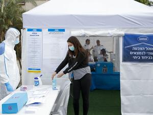 Paramedics from Israel's Maguen David Adom (National Emergency Pre-Hospital Medical Organisation) take part in a coronavirus response training at a special polling station for quarantined Israelis in the coastal city of Tel Aviv, on March 01, 2020, on the eve of general elections. JACK GUEZ / AFP