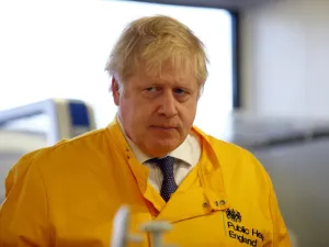Britain's Prime Minister Boris Johnson visits a laboratory at the Public Health England National Infection Service in Colindale in north London on March 1, 2020. HENRY NICHOLLS / POOL / AFP