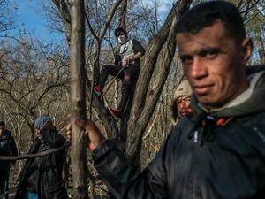 Migrants wait at the buffer zone in front of the Pazarkule border crossing to Greece, in Edirne on March 3, 2020. Migrants and refugees hoping to enter Greece from Turkey appeared to be fanning out across a broader swathe of the roughly 200-kilometer-long land border on March 3, 2020, maintaining pressure on the frontier after Ankara declared its borders with the European Union open. BULENT KILIC / AFP