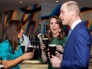 Britain's Prince William, Duke of Cambridge, and Catherine, Duchess of Cambridge, hold pints of Guinness as they attend a special reception at the Guinness Storehouse’s Gravity Bar in Dublin on March 3, 2020 on the first day of their Royal Highnesses three-day visit. PAUL FAITH / AFP / POOL
