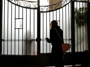 A woman asks for informations at the main entrance of the Rome's famous Visconti classics seconday school in Rome on March 5, 2020. Italy closed all schools and universities until March 15 to help combat the spread of the novel coronavirus crisis. The government decision was announced moments after health officials said the death toll from COVID-19 had jumped to 107 and the number of cases had passed 3,000. Vincenzo PINTO / AFP