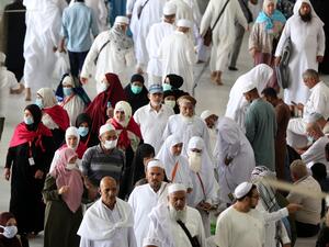 Worshippers, some of them wearing protective masks, walk around Mecca's Grand Mosque on March 6, 2020, a day after Saudi authorities emptied Islam's holiest site for sterilisation over fears of the new coronavirus COVID-19, an unprecedented move after the kingdom suspended the year-round umrah pilgrimage. Abdel Ghani BASHIR / AFP