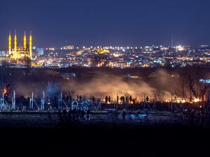 Greeks riot police clash with migrants along the Greece-Turkey border in the village of Kastanies on March 6, 2020. Greece is attempting to hold back a migration surge by land and sea from neighbouring Turkey that began last week after Ankara said it would no longer stop asylum seekers from entering Europe. ANGELOS TZORTZINIS / AFP