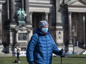 A man wearing a surgical mask walks past Berlin's Cathedral (Berliner Dom) in Berlin on March 17, 2020. John MACDOUGALL / AFP