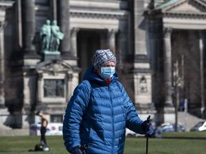 A man wearing a surgical mask walks past Berlin's Cathedral (Berliner Dom) in Berlin on March 17, 2020. John MACDOUGALL / AFP