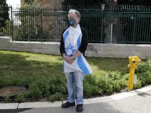 An Israeli man wearing a protective masks against COVID-19 coronavirus disease attends a protest outside the Knesset (parliament) in Jerusalem on March 23, 2020 against the recent decision by Knesset speaker to shut it down, and against what they describe as "damaged to Israel's democracy". Menahem KAHANA / AFP