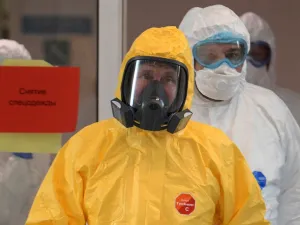 Russian President Vladimir Putin wearing protective gear visits a hospital where patients infected with the COVID-19 novel coronavirus are being treated in the settlement of Kommunarka in Moscow on March 24, 2020. Alexey DRUZHININ / SPUTNIK / AFP
