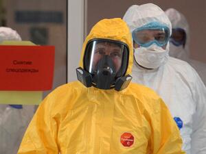 Russian President Vladimir Putin wearing protective gear visits a hospital where patients infected with the COVID-19 novel coronavirus are being treated in the settlement of Kommunarka in Moscow on March 24, 2020. Alexey DRUZHININ / SPUTNIK / AFP