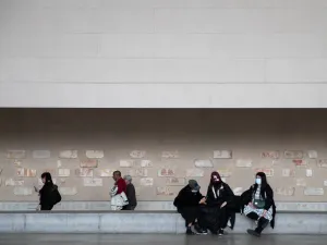 Tourists wearing a protective mask are seen at the Metropolitan Museum of Art on March 10, 2020 in New York City on March 12, 2020 in New York City. The museum announced it will be closed Friday because of the COVID-19 pandemic. Jeenah Moon/Getty Images/AFP Jeenah Moon / GETTY IMAGES NORTH AMERICA / AFP