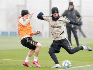 صورة التقطت لإيسكو يحاول المرور من لوكا مودريتش أثناء تدريبات الفريق