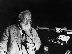 In 1876 the first telephone call was made by Alexander Graham Bell (Twitter)