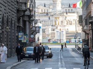 Pope Francis walks along the Via del Corso (Twitter)