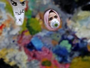 Gazan artist wears a face mask to raise awareness to the novel coronavirus (Twitter)