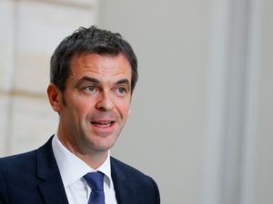 French Health and Solidarity Minister Olivier Veran gives a press point after an emergency cabinet meeting to discuss the COVID-19 (novel coronavirus), which has infected 73 people in the country, at the Elysee Palace in Paris on February 29, 2020. France said it will cancel all public "gatherings of more than 5,000 people" in closed spaces, as it seeks to curb the spread of coronavirus amid a surge of cases in the country. FRANCOIS GUILLOT / AFP