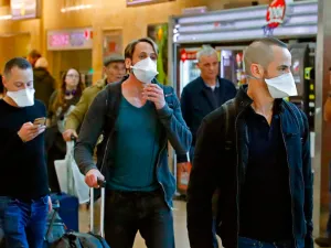 Returning Israelis from Europe face a 14-day self-isolation (AFP File Photo)