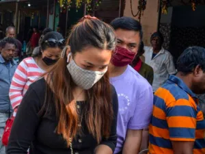 People wearing facemarks shop at a fish market over the spread of Covid-19 in Siliguri, one of the Spanish cities hit by Covid-19 (AFP Photo)