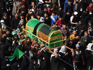 الزوار في بغداد يتوجهون إلى مقام الإمام موسى بن جعفر الكاظم