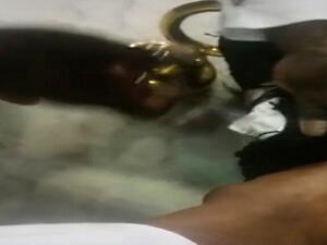 العثور على طلاسم سحرية مربوطة بالكعبة أثناء تعقيم صحن المطاف