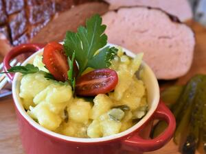 سلطة البطاطا الساخنة