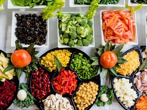 سلطة الأفوكادو مع الجبنة والمانجو