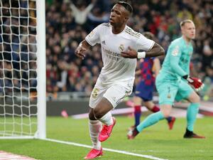 فينيسيوس يحتفل بهدفه