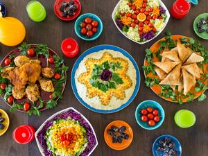 تُزيّن الطاولة بشمعدان، مع لمسةٍ شخصيّةٍ تتمثّل في لفّ شموعه بشريط تُزيّن الطاولة بشمعدان، مع لمسةٍ شخصيّةٍ تتمثّل في لفّ شموعه بشريط