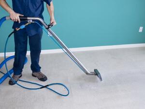 ضرب السجّاد بقوة منعاً من إتلاف خيوطه ضرب السجّاد بقوة منعاً من إتلاف خيوطه