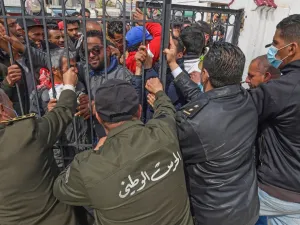 Several hundred Tunisians demonstrated in a working class neighbourhood of Tunis, demanding promised government support and protesting a week-old lockdown against the coronavirus pandemic that has disproportionately impacted the poor. FETHI BELAID / AFP