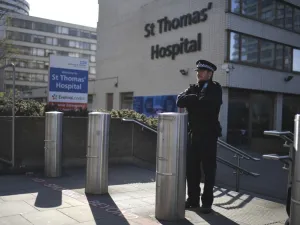 A police officer stands guard at St Thomas' hospital in central London where Britain's Prime Minister Boris Johnson is in intensive care on April 7, 2020. British Prime Minister Boris Johnson, who spent the night in intensive care with a deteriorating case of coronavirus, has been given oxygen but is not on a ventilator, a minister said today. DANIEL LEAL-OLIVAS / AFP