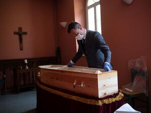 An undertaker of the Pueyo Company, wearing a protective mask, prepares a coffin at the Saint-Thomas de Villeneuve gerontological center in Aix-en-Provence, southern France, on April 6, 2020, after an 51-year-old woman died from cancer . Funeral regulations have drastically changed due to the outbreak of the new Coronavirus (COVID-19). CLEMENT MAHOUDEAU / AFP