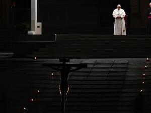Pope Francis presides over Good Friday's Way of the Cross (Via Crucis) at St. Peter's Square in The Vatican on April 10, 2020 during the lockdown aimed at curbing the spread of the COVID-19 infection, caused by the novel coronavirus. Vincenzo PINTO / AFP