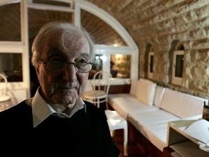  In this file photo taken on April 24, 2009, Iraqi architect Rifat Chadirji is pictured at his home office in the coastal Lebanese town of Halat. The "father" of Iraqi modern architecture, Rifat Chadirji, died late on April 10 in the United Kingdom after contracting the novel coronavirus, friends and Iraqi officials said. Joseph EID / AFP
