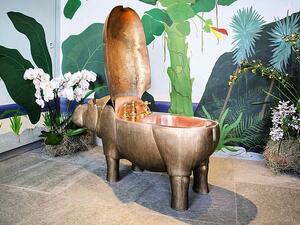 The set – hailed as a masterpiece by art experts – includes a bath, toilet and bidet crafted in the shape of a mother hippo and two babies. (Daily Mail)